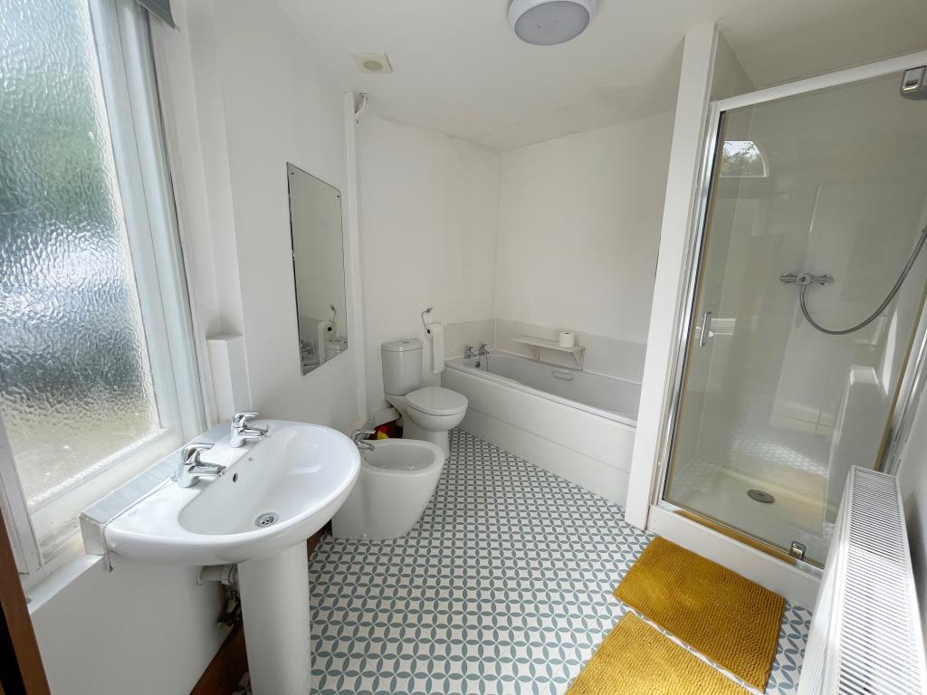Lot: 62 - DETACHED FORMER GATEHOUSE FOR IMPROVEMENT - Ground floor bathroom with five piece suite and window to side